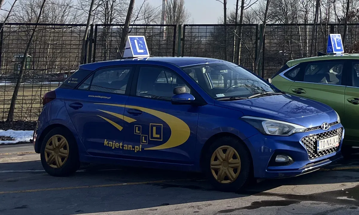Niebieskie auto szkoleniowe z kogutem L