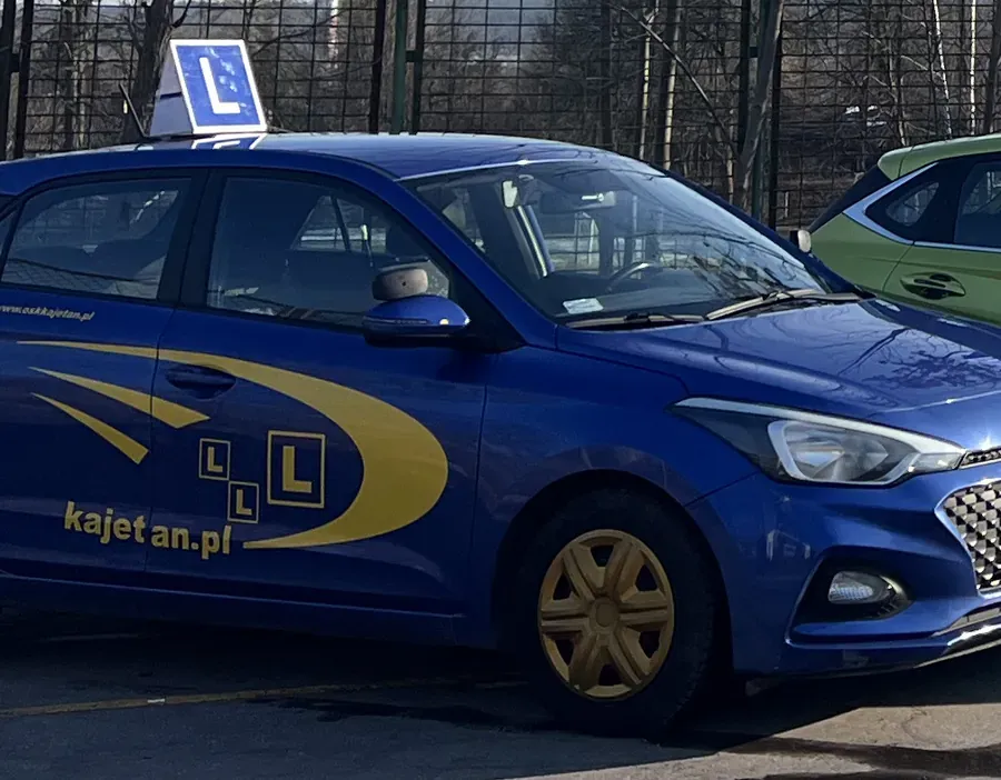 Auta szkoleniowe z kogutami L