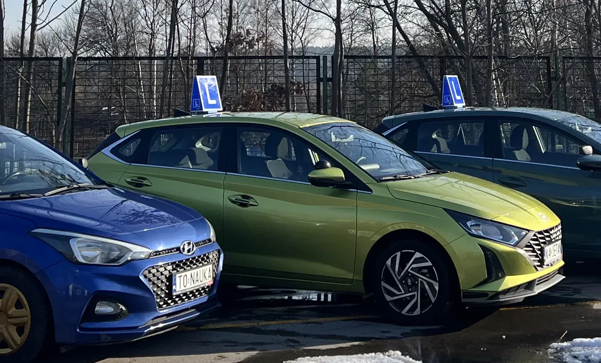Zielone auto szkoleniowe na placu